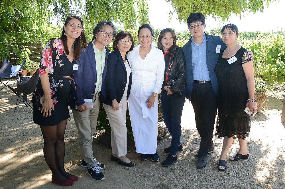 Periodistas con la Chef Pilar Rodríguez.
En la foto, de izquierda a derecha: Natalia Sepúlveda, Dong Jun Yim, Margarita Yim, Pilar Rodriguez, Bonny Na, Sang Woo Kim y Carmen Luz Ibarra
