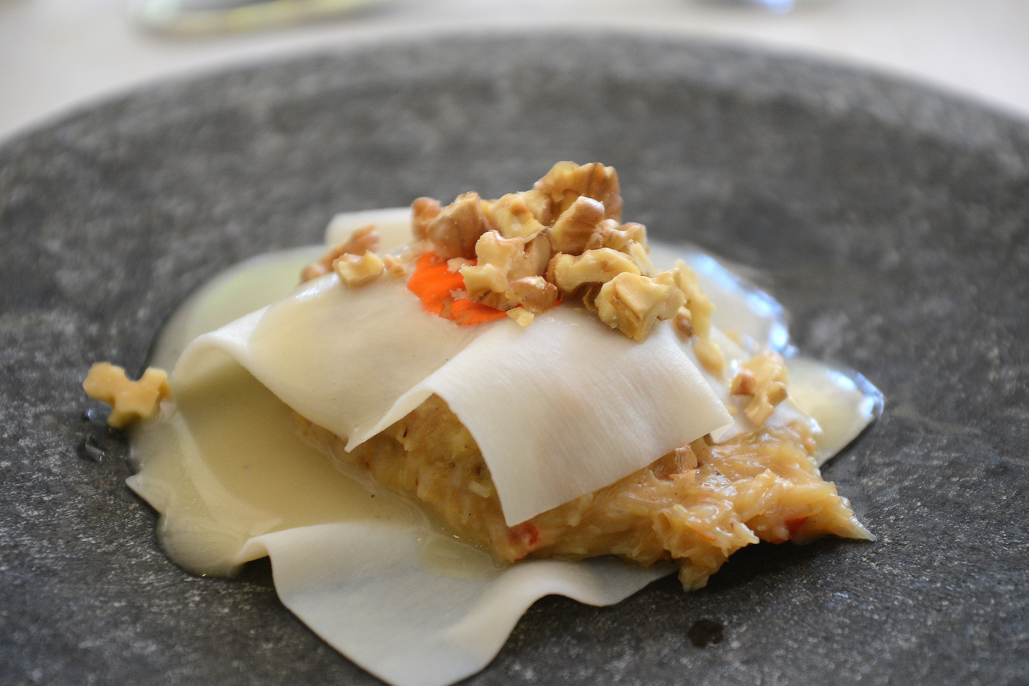 Entrada, ravioles de jibia relleno con pastel de jaiba
