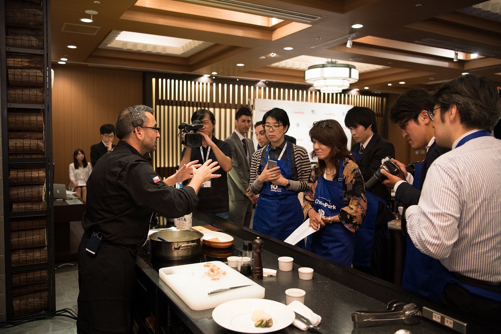 Las actividades  se iniciaron con un Cooking Show con periodistas japoneses, a cargo del Chef chileno Ricardo González, quien deleitó a los comunicadores con preparaciones que demostraron la versatilidad, excelente sabor, terneza y propiedades de la carne de cerdo ChilePork.
