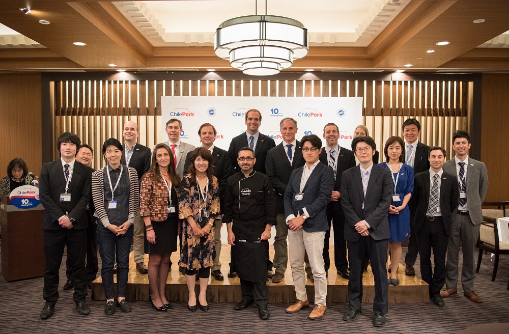 El grupo de periodistas de distintos medios de comunicación japoneses, junto a la delegación ChilePork.
